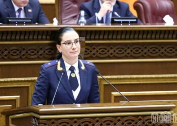 Աննա Վարդապետյանը նիստերին գալիս է ԱԺ նախագահի համար հատկացված դռնից և նույն դռնով էլ հեռանում․ «Հրապարակ»