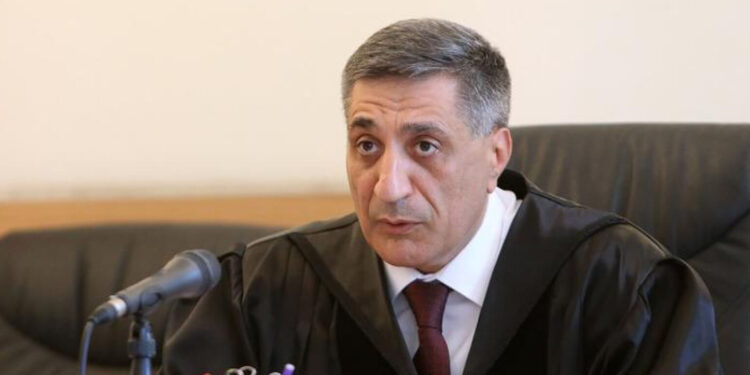 Դատավոր Արմեն Դանիելյանն առանց որևէ իրավական վերլուծության կամ փաստարկի ներկայացման, գտել է, որ Առաջին ատյանի դատարանի հետևություններն իբր իրավաչափ են. Սամվել Կարապետյանի պաշտպանության խորհուրդ