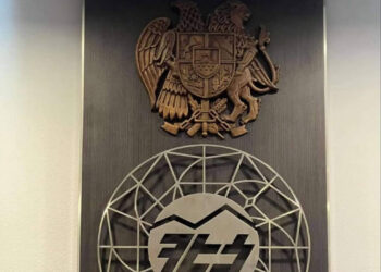 Ռոմանոս Պետրոսյանը ֆեյսբուքում ՀԷՑ-ի և ՀՀ զինանշանի լուսանկարն է հրապարակել՝ «Ձև չունեք» հեշթեգով
