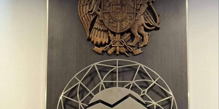 Ռոմանոս Պետրոսյանը ֆեյսբուքում ՀԷՑ-ի և ՀՀ զինանշանի լուսանկարն է հրապարակել՝ «Ձև չունեք» հեշթեգով