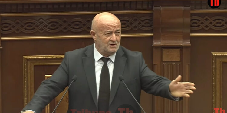 Դուրս արի հլը, արա՛․ Աժ-ում կրքերը թեժացան, հնչեցին հայհոյանքներ Աղազարյանի ելույթից հետո. տեսանյութ