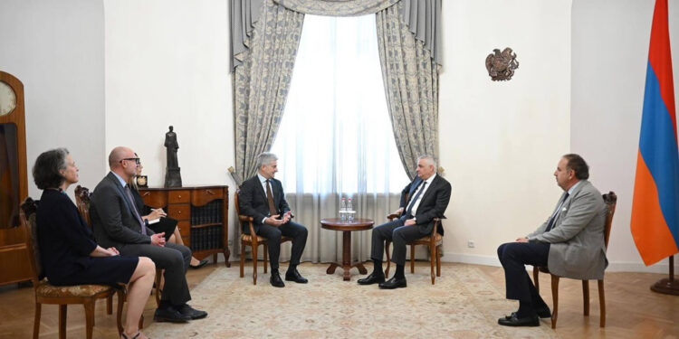 Մհեր Գրիգորյանը Եվրոպական ներդրումային բանկի պատվիրակության հետ քննարկել է ՀՀ կառավարություն-ԵՆԲ ծրագրերը