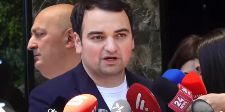 Հայաստանում այս պահին ավելի մեծ պատիվ է լինել ճաղերի այն կողմում. Կարապետյան. տեսանյութ