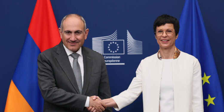 Փաշինյանն ու ԵՄ ընդլայնման հարցերով հանձնակատարը քննարկել են ԼՂ-ից տեղահանվածների սոցիալական խնդիրների լուծման ուղղությամբ իրականացվող ծրագրերը