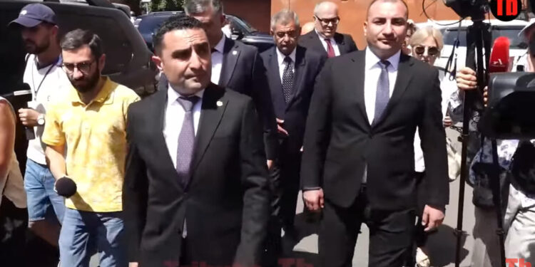 Ի՞նչ կեցվածքով է Ռոմանոս Պետրոսյանը գալիս ՀԷՑ առաջին անգամ. տեսանյութ