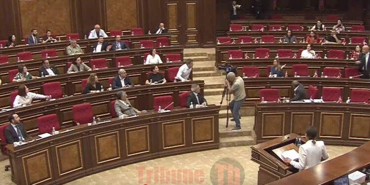 Ամո՛թ ա, հանգի՛ստ․ վեճ՝ Հովիկ Աղազարյանի և Արման Եղոյանի միջև. տեսանյութ