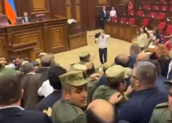 Ծեծկռտուք եւ քաշքշոց՝ ԱԺ-ում. անհայտ անձինք մտել են դահլիճ. տեսանյութ