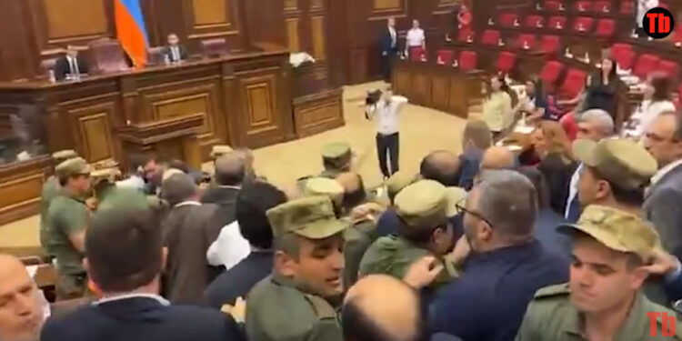 Ծեծկռտուք եւ քաշքշոց՝ ԱԺ-ում. անհայտ անձինք մտել են դահլիճ. տեսանյութ