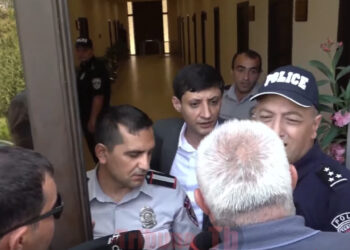 Ձեր վերադասն էդպե՞ս է սովորեցրել, որ դուռը փակում եք պատգամավորի վրա. տեսանյութ