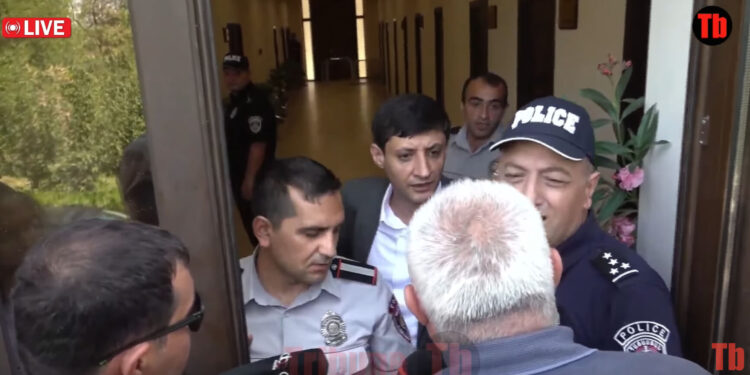 Ձեր վերադասն էդպե՞ս է սովորեցրել, որ դուռը փակում եք պատգամավորի վրա. տեսանյութ