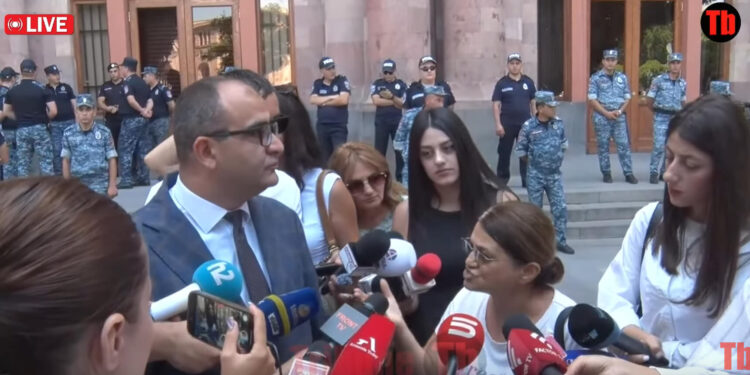 Վարչապետն ինչքան թուրք կա հանդիպում է, արցախցիների հետ 2 տարի ա չի կարողանում. տեսանյութ