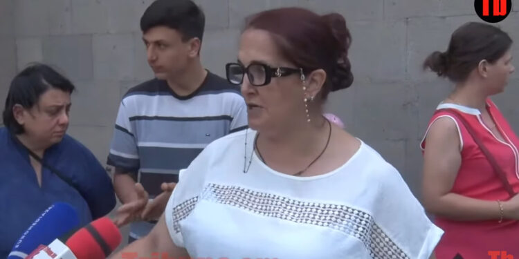 5-րդ հարկի պանելը լրիվ կախված է, դա ամենավտանգավորն է. քաղաքացի. տեսանյութ