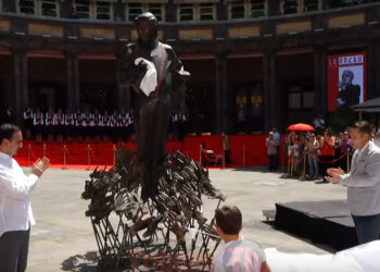 Ծափեր, բացականչություններ. ինչպիսին է Ազնավուրի արձանը. տեսանյութ