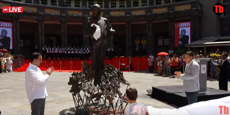 Ծափեր, բացականչություններ. ինչպիսին է Ազնավուրի արձանը. տեսանյութ