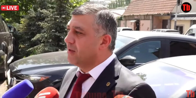 ՊՎԾ-ի աշխատողներին իր հետ բերե՞լ է. «Ես Ռոմանոս Պետրոսյանի ներկայացուցիչն եմ». տեսանյութ