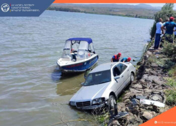 Սևան-Գավառ ավտոճանապարհին «Mercedes-Benz»-ը դուրս է եկել ճանապարհի երթևեկելի գոտուց և մասամբ հայտնվել Սևանա լճում