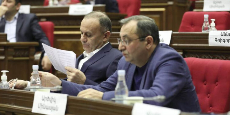 ԱԺ-ն փակ գաղտնի քվեարկությամբ զրկեց Սեյրան Օհանյանին և Արծվիկ Մինասյանին պատգամավորական անձեռնմխելիությունից
