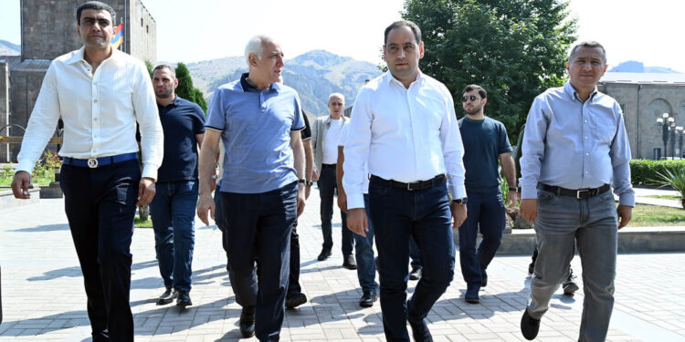 Վահագն Խաչատուրյանն այցելել է Գորիս. նրան ուղեկցել են Սյունիքի մարզպետն ու Գորիսի համայնքապետը