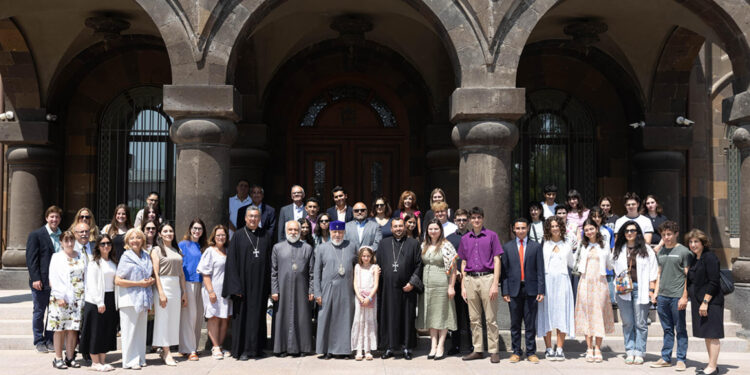 Վեհափառն ընդունել է ԱՄՆ Հայոց Արևելյան թեմի ուխտավորներին