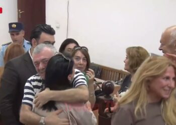 Հուզիչ տեսարան՝ դատարանում. ինչպես են որդին ու կինը գրկախառնվում կալանքից ազատված Ռուբիկ Հակոբյանին