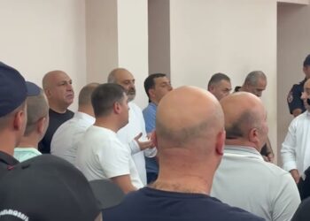 Ոստիկաններն ու Բագրատ սրբազանի աղոթքը՝ դատարանում