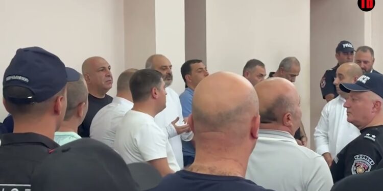 Ոստիկաններն ու Բագրատ սրբազանի աղոթքը՝ դատարանում