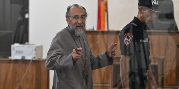 Միքայել սրբազանի աջակիցների արձագանքը՝ Փաշինյանի սպառնալիքներին. ՈւՂԻՂ