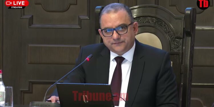 Արարատ Միրզոյանին հետաքրքրում է` ո՞ր դպրոցներին են փող տալիս