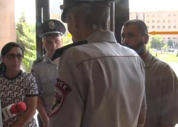 Ցերեկը՝ օձեր, գիշերը՝ կարիճներ, վախենում ենք դուրս գանք. վարդաշենցիների ցույցը․ Ուղիղ