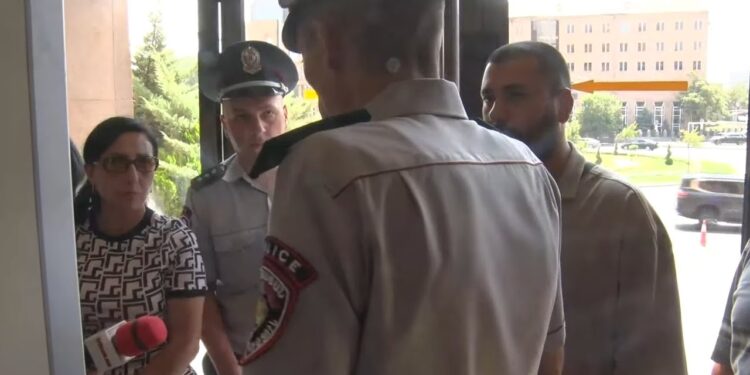 Ցերեկը՝ օձեր, գիշերը՝ կարիճներ, վախենում ենք դուրս գանք. վարդաշենցիների ցույցը․ Ուղիղ