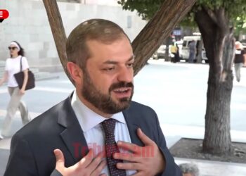 Թքե՛մ երեսիդ, փչացած. ինչ է քաղաքացին գոռում Պապոյանի հետևից