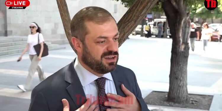 Թքե՛մ երեսիդ, փչացած. ինչ է քաղաքացին գոռում Պապոյանի հետևից