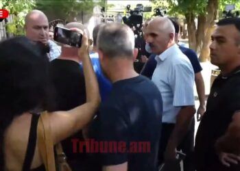 Քաշքշոց՝ դատարանի բակում. Ոստիկանը հարվածեց քաղաքացուն
