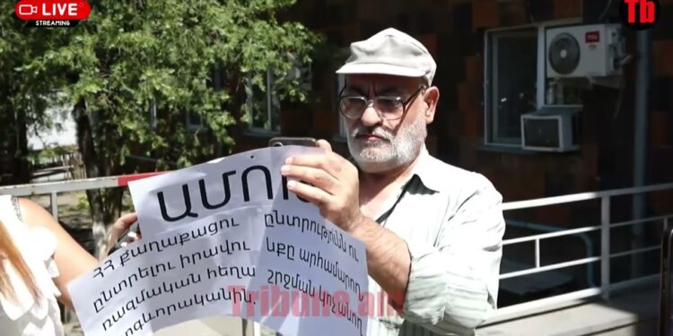Չե՞ք ամաչում. Վարդգես Գասպարին ցույց է անում՝ Միքայել սրբազանի դեմ