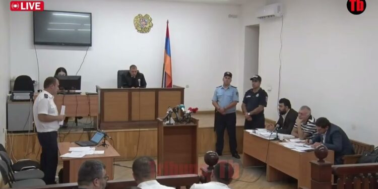 Բարև ձեզն ո՞վ ասեց, շարքերով կհանեմ դուրս. դատավորի դիտողությունը