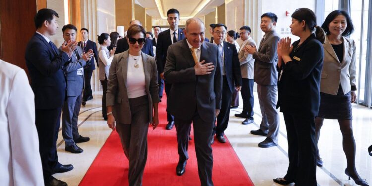 Փաշինյանը տիկնոջ հետ ժամանել է Պեկին