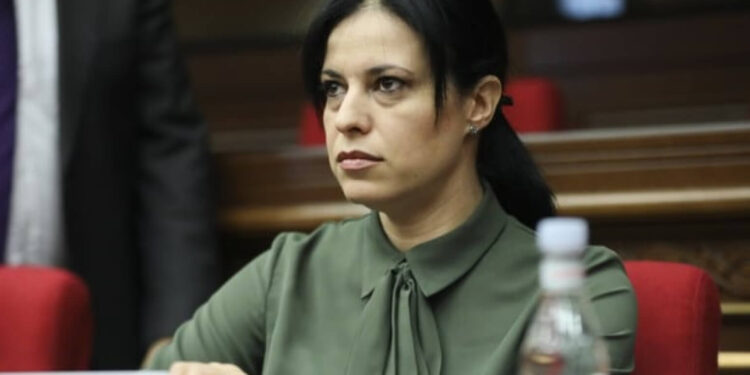 Արեգնազ Մանուկյանը վայր է դնում պատգամավորական մանդատը