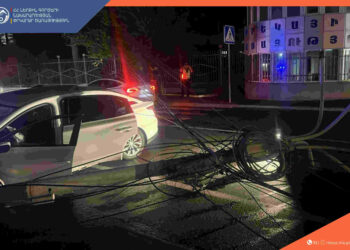 «Hongqi» մակնիշի ավտոմեքենան բախվել է արտաքին լուսավորման սյանը․ կա երկու տուժած