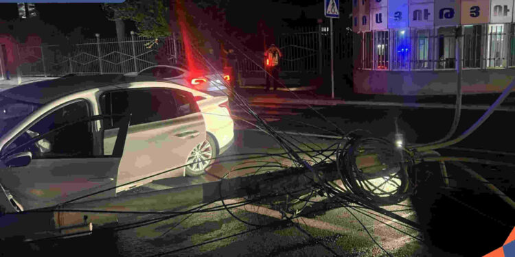 «Hongqi» մակնիշի ավտոմեքենան բախվել է արտաքին լուսավորման սյանը․ կա երկու տուժած