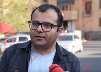 Ա՛յ սուպեր մամայի վկա, տեղդ ասա՝ գամ ոտերդ ջարդեմ. ինչպես են լրագրողին արյունլվա արել տան բակում. տեսանյութ