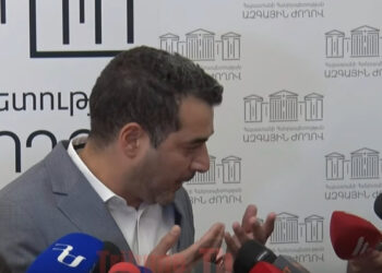 Հրաչյա Հակոբյանը հունից դուրս եկավ. թեժ վեճ՝ լրագրողների հետ. տեսանյութ