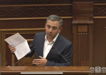 Իշխան Սաղաթելյանը «Հայաստան» խմբակցության պատգամավորների ստորագրությունները փոխանցեց «Պատիվ ունեմ» խմբակցությանը