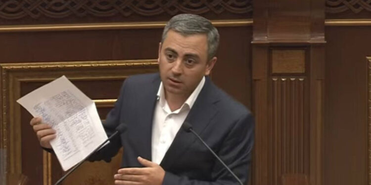 Իշխան Սաղաթելյանը «Հայաստան» խմբակցության պատգամավորների ստորագրությունները փոխանցեց «Պատիվ ունեմ» խմբակցությանը