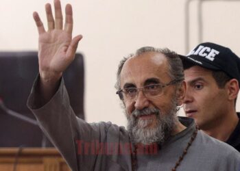 Ինչպես են սրբազանները դատարանում օրհնում Միքայել սրբազանին. տեսանյութ