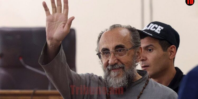 Ինչպես են սրբազանները դատարանում օրհնում Միքայել սրբազանին. տեսանյութ