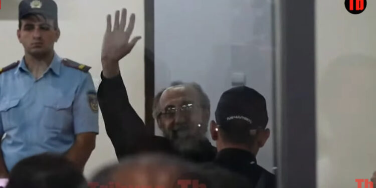 Սրբազանի մուտքը` դատական դահլիճ, նրան դիմավորում են ծափերով. տեսանյութ