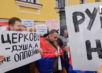 «Նիկոլը դավաճան է», «Ձեռքերդ հեռու ազգի սրբավայրից», «Եկեղեցին և ժողովուրդը միասնական են». բողոքի ակցիա՝ ՌԴ-ում Հայաստանի դեսպանատան մոտ. տեսանյութ