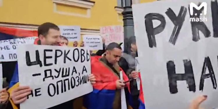 «Նիկոլը դավաճան է», «Ձեռքերդ հեռու ազգի սրբավայրից», «Եկեղեցին և ժողովուրդը միասնական են». բողոքի ակցիա՝ ՌԴ-ում Հայաստանի դեսպանատան մոտ. տեսանյութ