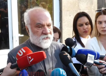 Ամեն էջի վրա գրված է՝ մեղավոր է և վերջ, ծնկի բերել և նստացնել. տեսանյութ