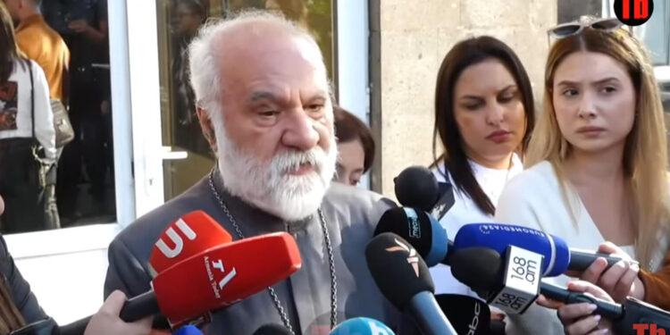 Ամեն էջի վրա գրված է՝ մեղավոր է և վերջ, ծնկի բերել և նստացնել. տեսանյութ